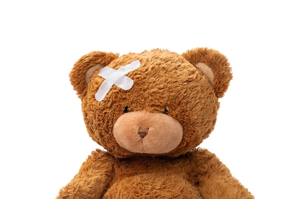 Juguete de oso de peluche con parche médico en la cabeza —  Fotos de Stock