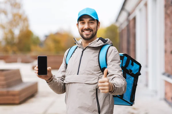 Bezorger met telefoon en thermische tas in de stad — Stockfoto