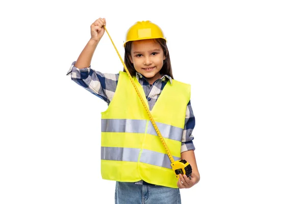 Niña en casco de construcción con regla — Foto de Stock