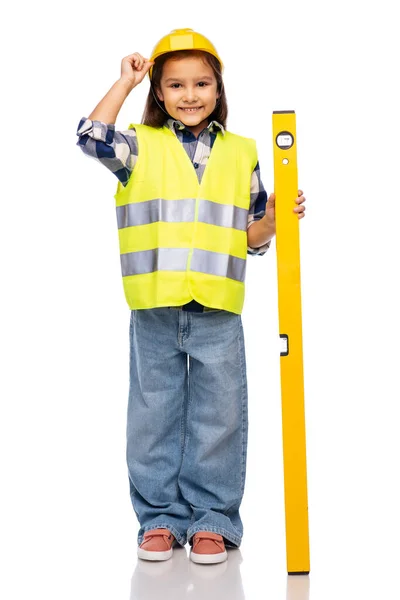 Menina em capacete de construção com nível — Fotografia de Stock