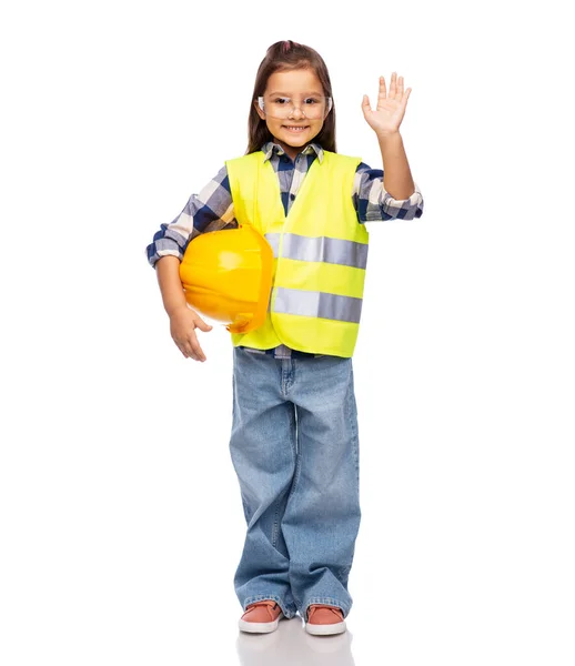 Chica feliz con casco en chaleco de seguridad y gafas — Foto de Stock