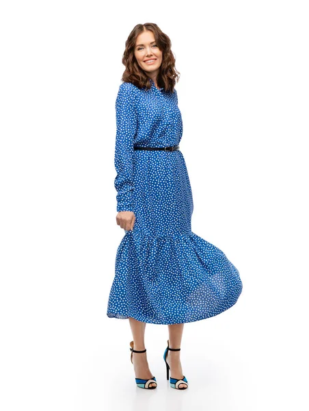 파란 드레스를 입고 행복 한 미소를 짓는 아름다운 아가씨 — 스톡 사진