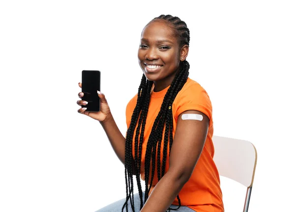 Happy vaccinated woman and smartphone — Stock Photo, Image