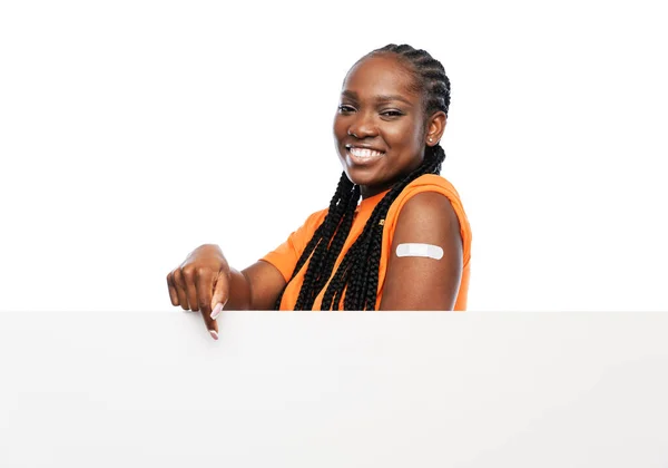 Šťastná očkovaná žena s bílým praporem — Stock fotografie