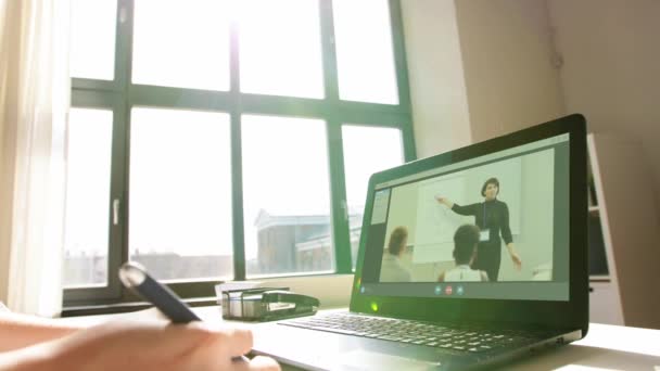Wanita dengan laptop memiliki panggilan video di kantor — Stok Video
