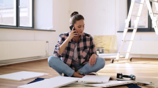 Vrouw monteren meubels en bellen — Stockvideo