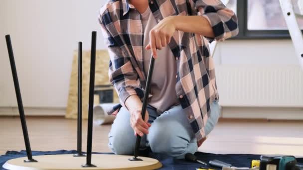 Mulher feliz montando mesa de café na nova casa — Vídeo de Stock