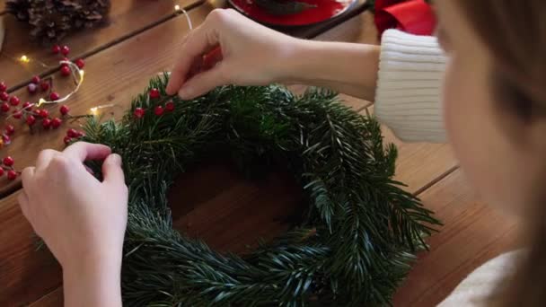 Kobieta robi jodłę świąteczną wieniec w domu — Wideo stockowe