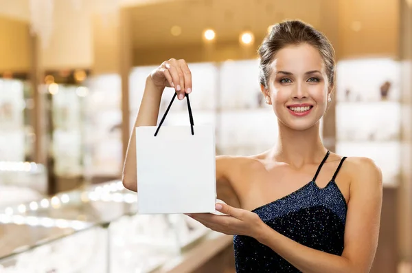Усміхнена жінка з сумкою в магазині ювелірних виробів — стокове фото