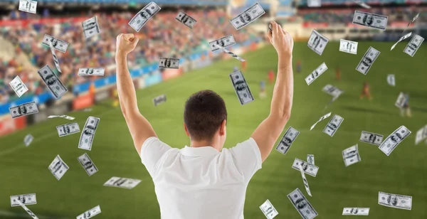 Hombre feliz con más dinero lluvia en el campo de fútbol — Foto de Stock