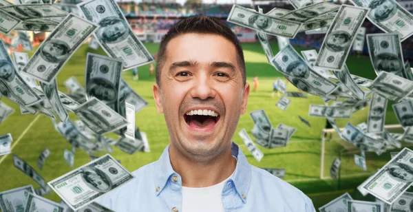 Feliz hombre sobre el dinero lluvia en campo de fútbol — Foto de Stock