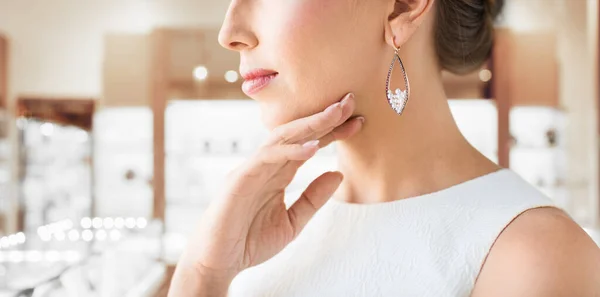 Mujer con pendientes de perlas en joyería —  Fotos de Stock