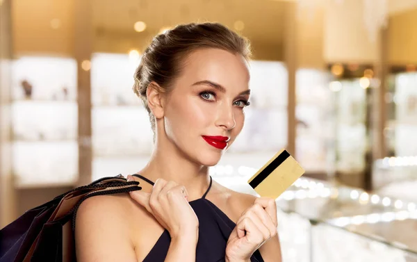 Mujer con tarjeta de crédito de compras en joyería — Foto de Stock