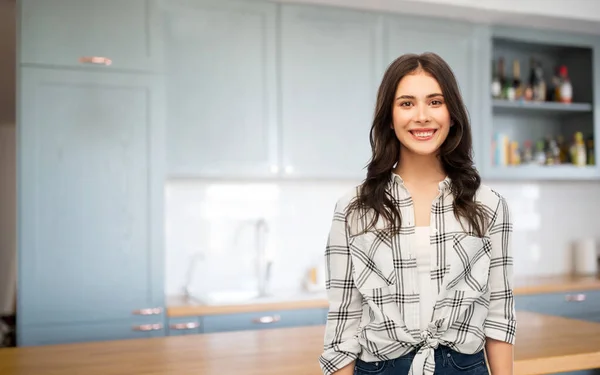 Giovane donna o adolescente in cucina — Foto Stock