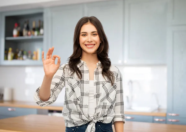 Junge Frau oder Teenager-Mädchen zeigt ok in der Küche — Stockfoto