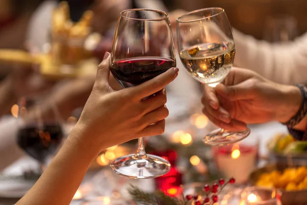 Närbild av händerna rostar vin på julfest — Stockfoto