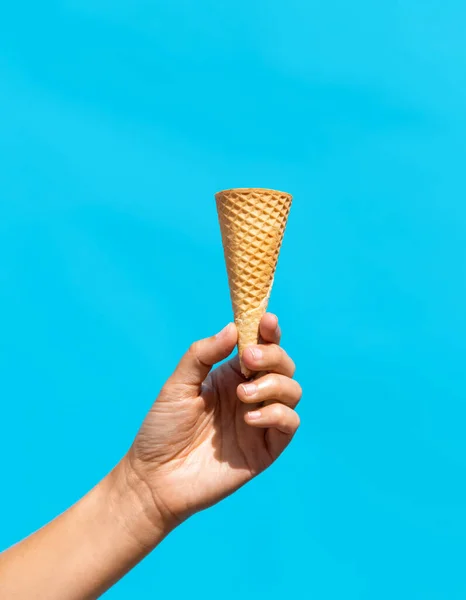 Primer plano de la mano sosteniendo cono de helado vacío — Foto de Stock