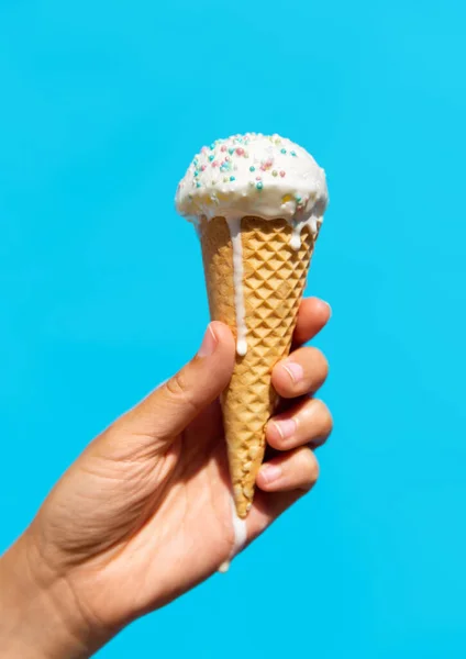 Primer plano del cono de helado de gofre de mano — Foto de Stock