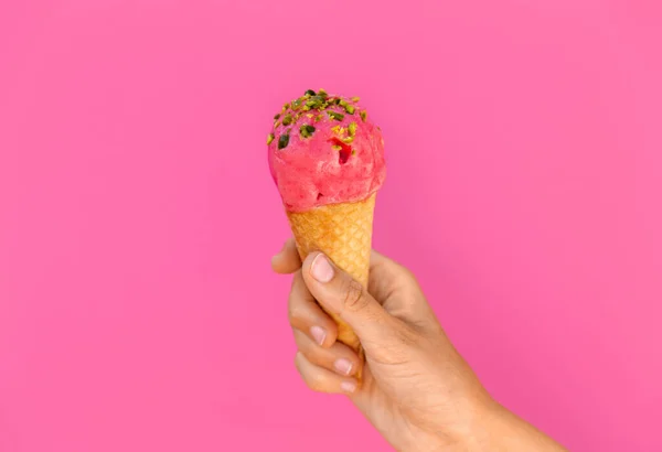 Закрыть руками конус для мороженого — стоковое фото