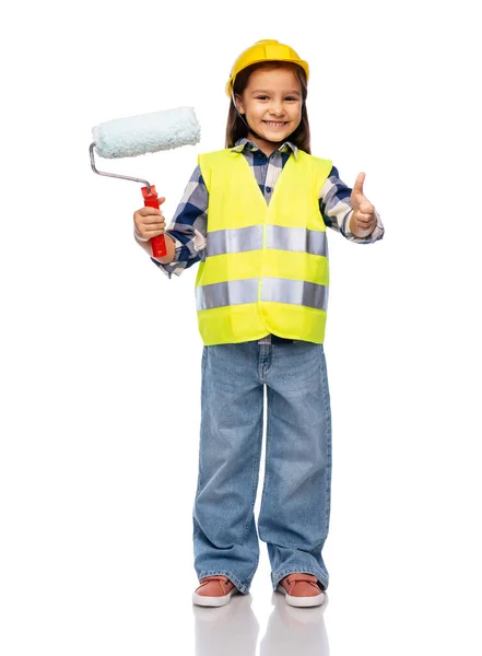 Chica en casco con rodillo de pintura mostrando los pulgares hacia arriba — Foto de Stock