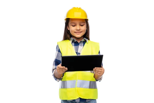 Κορίτσι σε κράνος και γιλέκο ασφαλείας με tablet pc — Φωτογραφία Αρχείου