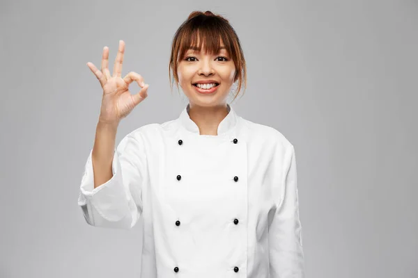 Gelukkig glimlachende vrouwelijke chef tonen ok hand teken — Stockfoto