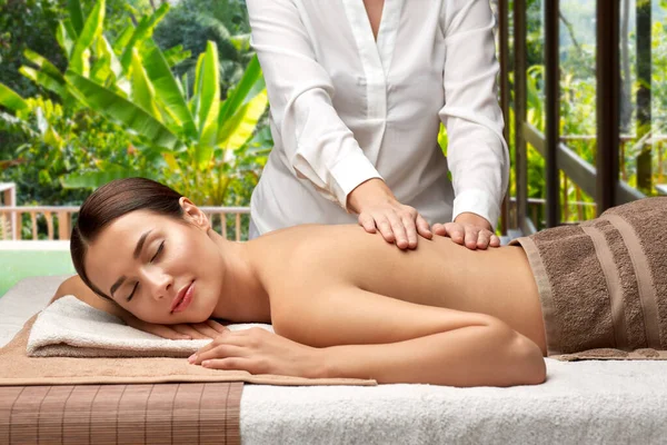 Mujer acostada y teniendo masaje de espalda en el spa — Foto de Stock