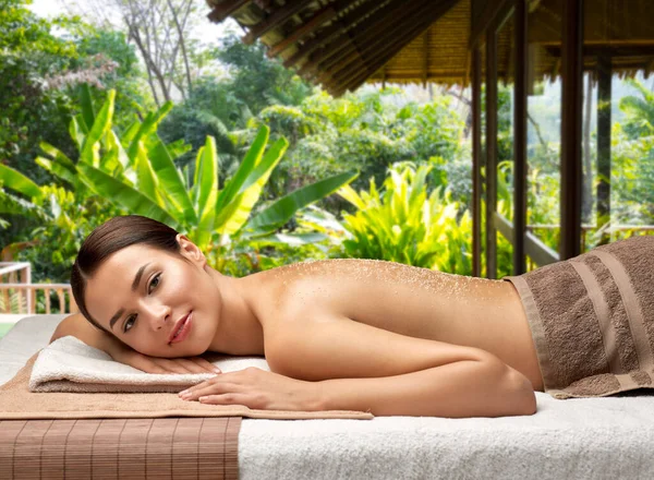 Vrouw liggend met zeezout op huid in spa — Stockfoto