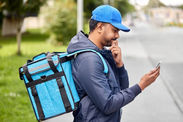 Essenslieferant mit Thermobeutel und Smartphone — Stockfoto