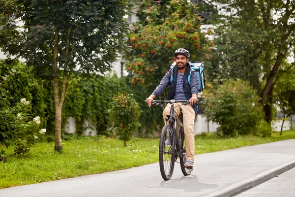 Homem de entrega de alimentos com saco de andar de bicicleta — Fotografia de Stock