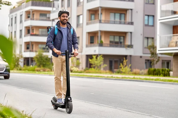 Hombre de entrega de alimentos con bolsa de montar scooter —  Fotos de Stock