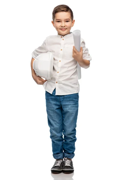 Kleine jongen met bouwhelm en blauwdruk — Stockfoto