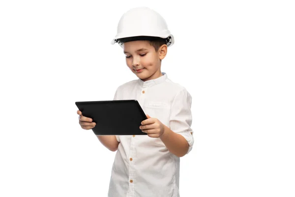 Niño pequeño en casco de construcción con tableta pc — Foto de Stock