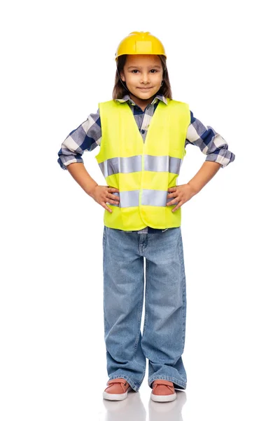 İnşaat kaskı ve güvenlik yeleği giyen küçük kız. — Stok fotoğraf