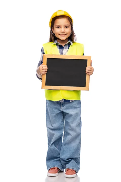Klein meisje in de bouw helm met schoolbord — Stockfoto