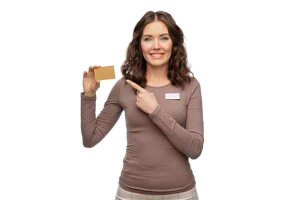 Ευτυχισμένη γυναίκα κατάστημα βοηθός με πιστωτική κάρτα — Φωτογραφία Αρχείου