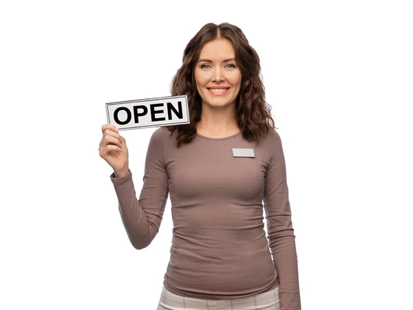 Asistente de tienda femenina feliz con signo abierto — Foto de Stock