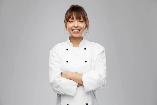 Usmívající se kuchařka v bílém saku — Stock fotografie