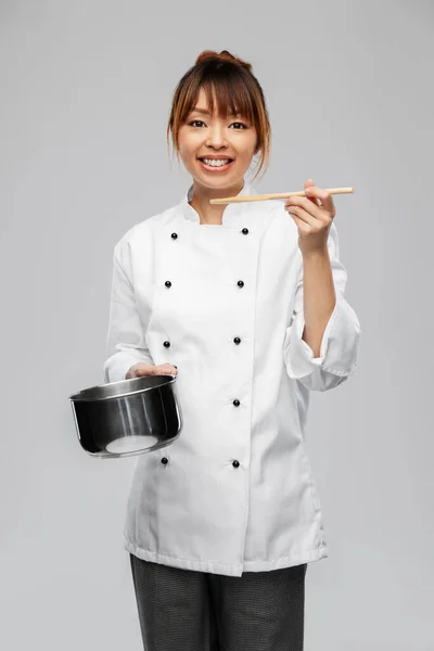 Chef donna con pentola degustazione cibo — Foto Stock