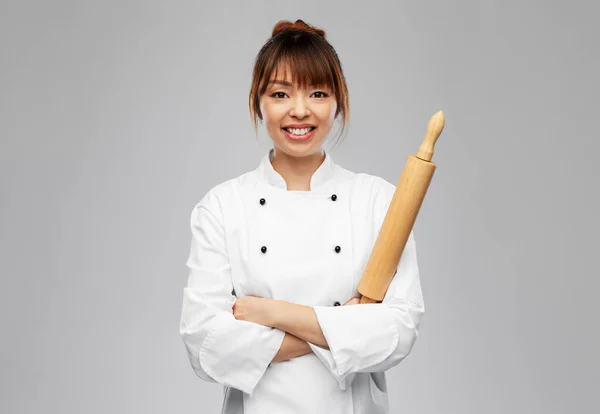 Chef femminile sorridente o panettiere con mattarello — Foto Stock