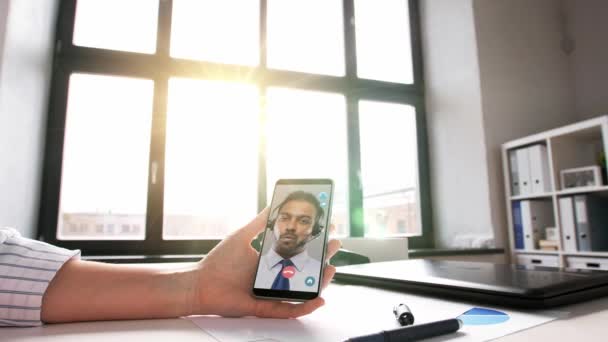 Handhållen smartphone med videosamtal på kontoret — Stockvideo