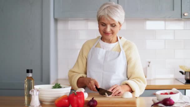 Boldog nő vágás champignon a konyhában — Stock videók