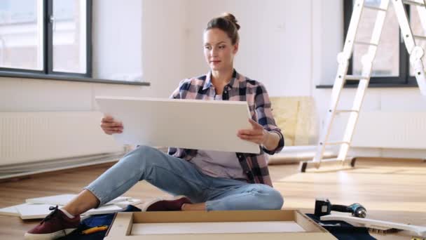 Mulher desempacotando novos detalhes de móveis em casa — Vídeo de Stock