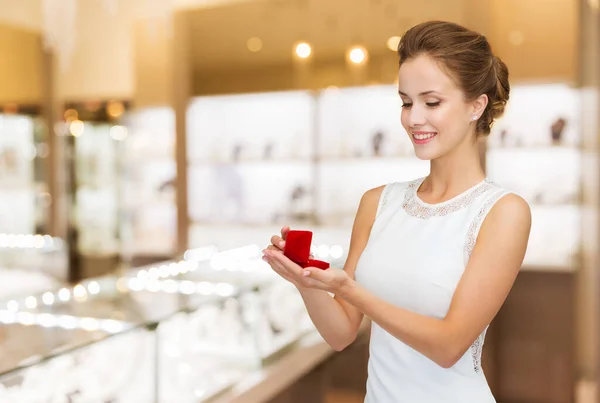 Wanita dengan cincin di kotak hadiah di toko perhiasan — Stok Foto