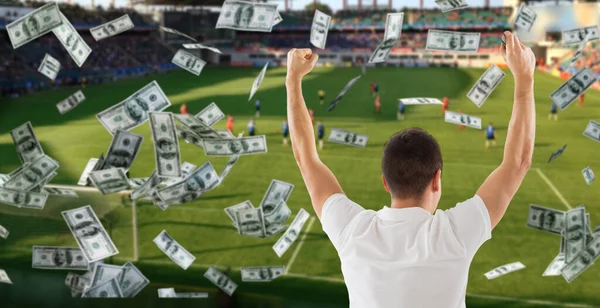 Hombre feliz con más dinero lluvia en el campo de fútbol — Foto de Stock