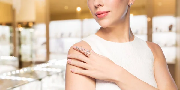 Mulher com anel de diamante na joalharia — Fotografia de Stock
