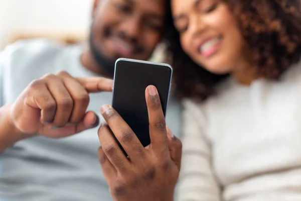 Primer plano de pareja feliz con teléfono inteligente en casa — Foto de Stock