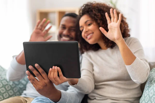 Nahaufnahme eines glücklichen Paares mit Tablet-PC zu Hause — Stockfoto