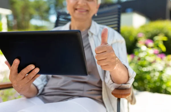 Yaz bahçesinde tabletli kadını kapat. — Stok fotoğraf