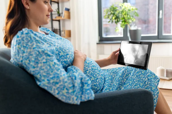 Glückliche Schwangere mit Tablet-Computer zu Hause — Stockfoto